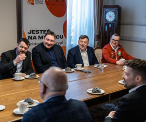 Kacper Tomasiak z burmistrzem i oficjelami