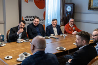 Kacper Tomasiak z burmistrzem i oficjelami