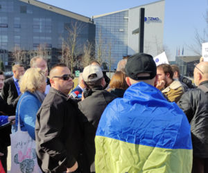 Protest pod siedzibą TZMO. Co dalej z Toruńskimi Zakładami Materiałów Opatrunkowych w Rosji?