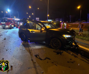 Nocny koszmar w Poznaniu. Strażacy wycinali rannych z wraków, jedna osoba nie żyje!