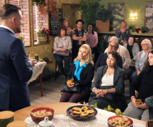 Barwy szczęścia, odc. 3324. Maciej Wilk (Adam Szczyszczaj), Jerzy (Bronisław Wrocławski) Hubert (Marek Molak), Żabcia (Hanna Klepacka), Broda (Andrzej Popiel)