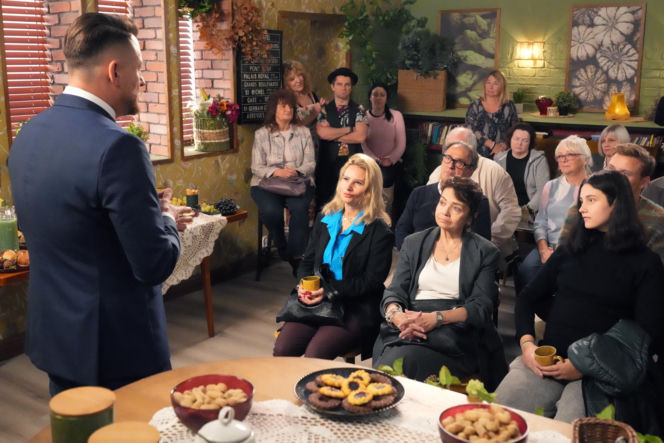 Barwy szczęścia, odc. 3324. Maciej Wilk (Adam Szczyszczaj), Jerzy (Bronisław Wrocławski) Hubert (Marek Molak), Żabcia (Hanna Klepacka), Broda (Andrzej Popiel)