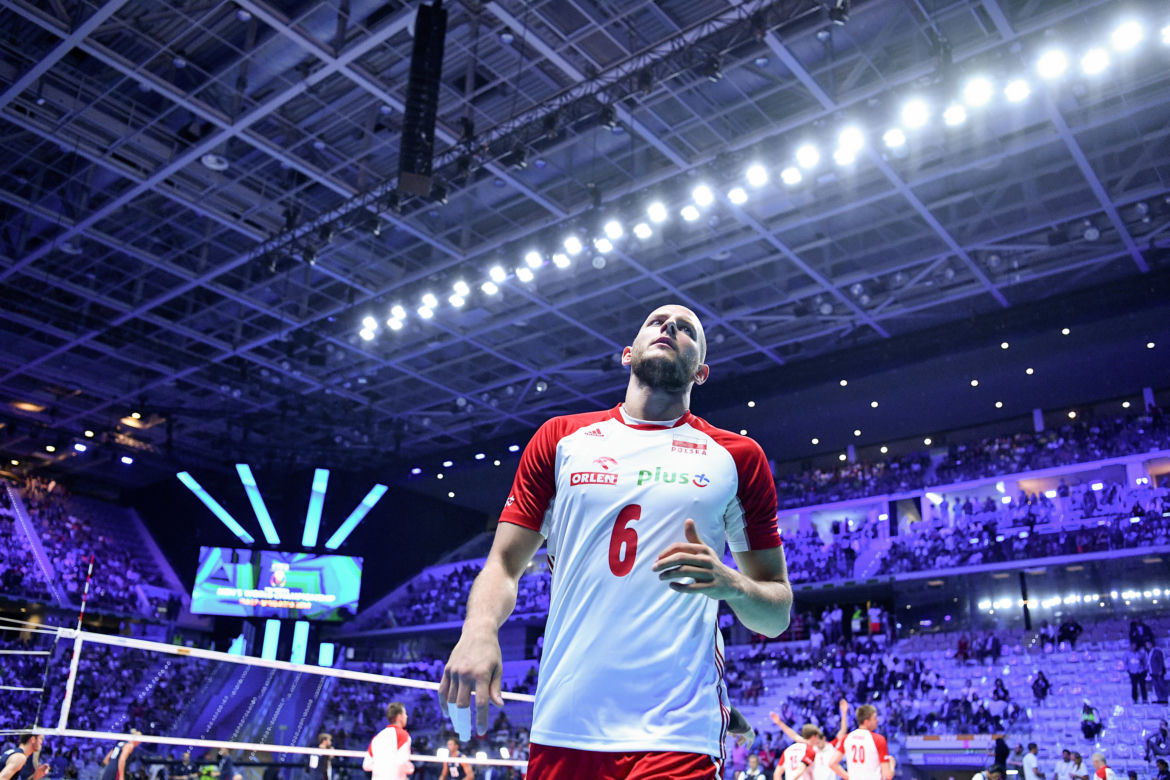 Bartosz Kurek popija winko