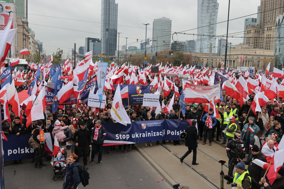 Morze flag na Marszu Niepodległości w Warszawie