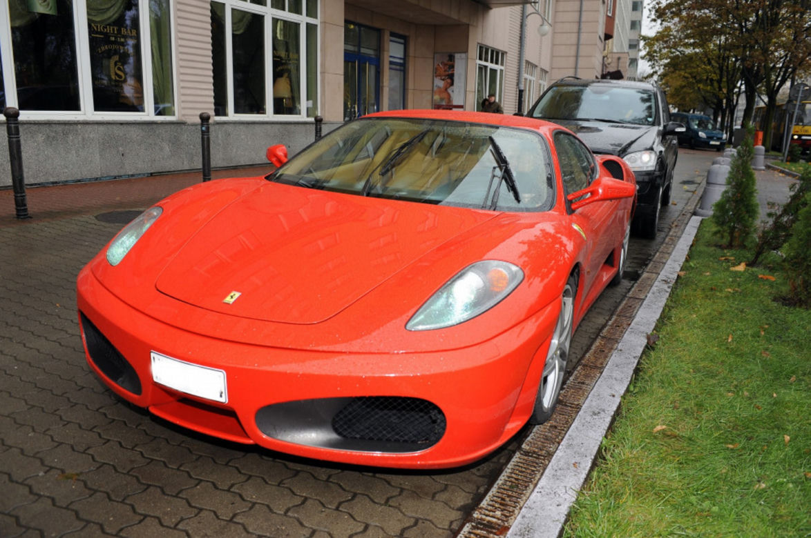 W czerwonym Ferrari jej do twarzy