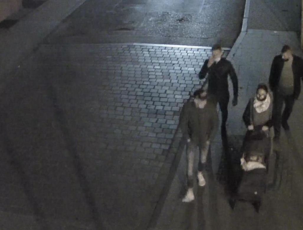 Brutalne pobicie w centrum Bydgoszczy! Policja publikuje zdjęcia i prosi o pomoc 