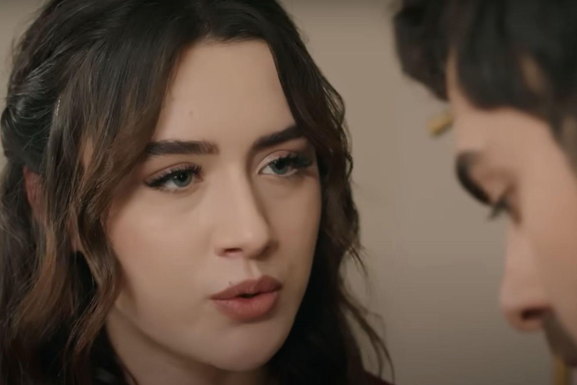 Zeynep zapyta go, dlaczego tak się zachowuje 