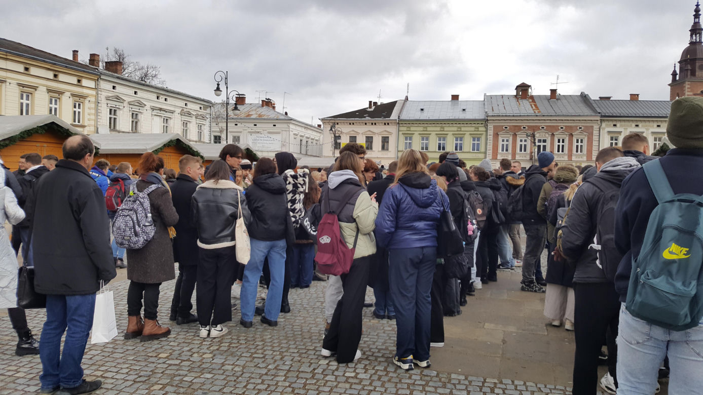 Maturzyści z Nowego Sącza zatańczyli poloneza na Ryku 