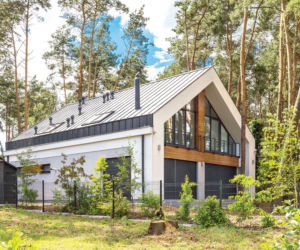 Kupili stary domek letniskowy, a architekt przekonał ich, że warto zrobić z niego dom całoroczny. Inspiracją były tradycyjne zagrody wiejskie