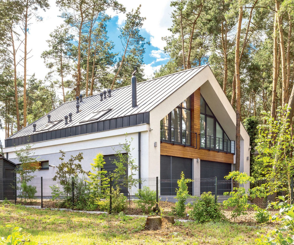 Kupili stary domek letniskowy, a architekt przekonał ich, że warto zrobić z niego dom całoroczny. Inspiracją były tradycyjne zagrody wiejskie