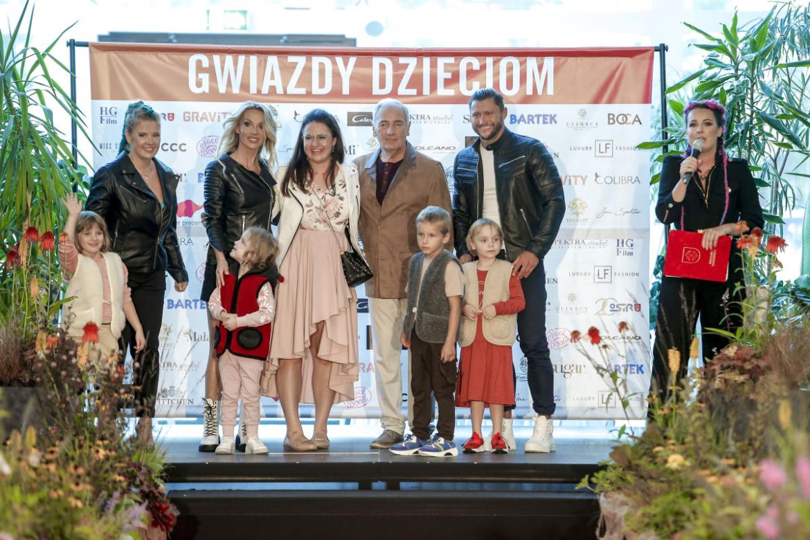 Aktorki, wokalistki i dziennikarki zadały szyku w pokazie mody "Gwiazdy Dzieciom"