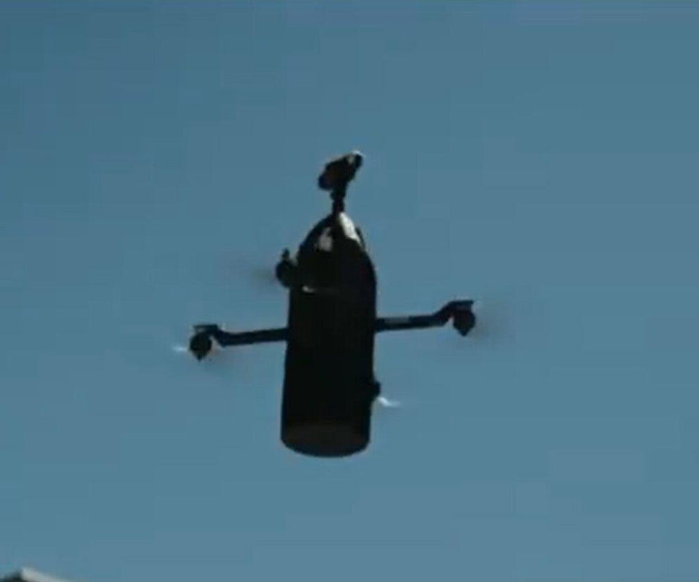 Ciemny dron unoszący się na tle błękitnego nieba. O zestrzeleniu drona przez rumuński F-16 przeczytasz na Eska.