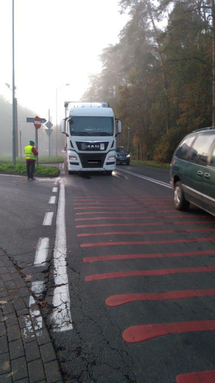 TIR zablokował skrzyżowanie przy jeziorze Głębokim