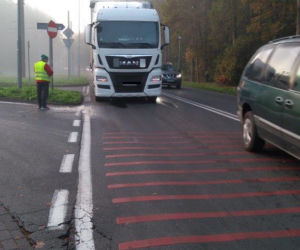 TIR zablokował skrzyżowanie przy jeziorze Głębokim
