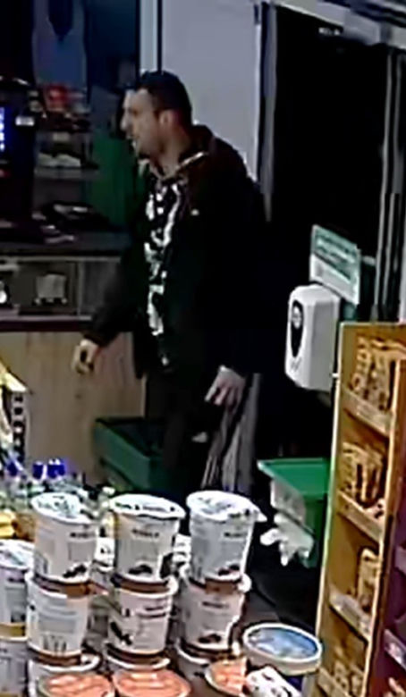 Zabrał alkohol z półki i wyszedł bez płacenia. Policjanci proszą o pomoc w poszukiwaniach złodzieja 