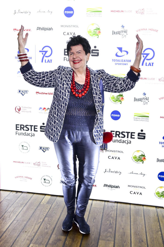 Joanna Senyszyn w siatkowanej bluzce na imprezie. Pokazała brzuch w odważnej stylizacji