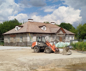 Zabytkowy dwór w Nowych Iganiach coraz piękniejszy. Zmienia się także jego otoczenie