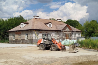Zabytkowy dwór w Nowych Iganiach coraz piękniejszy. Zmienia się także jego otoczenie