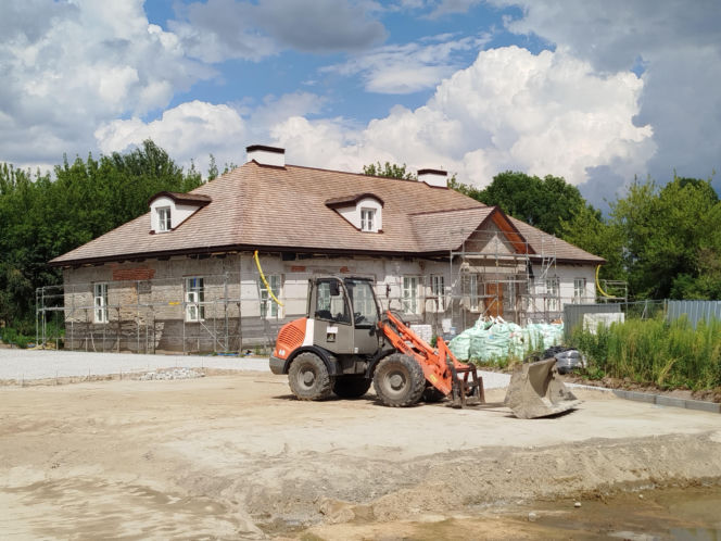 Zabytkowy dwór w Nowych Iganiach coraz piękniejszy. Zmienia się także jego otoczenie