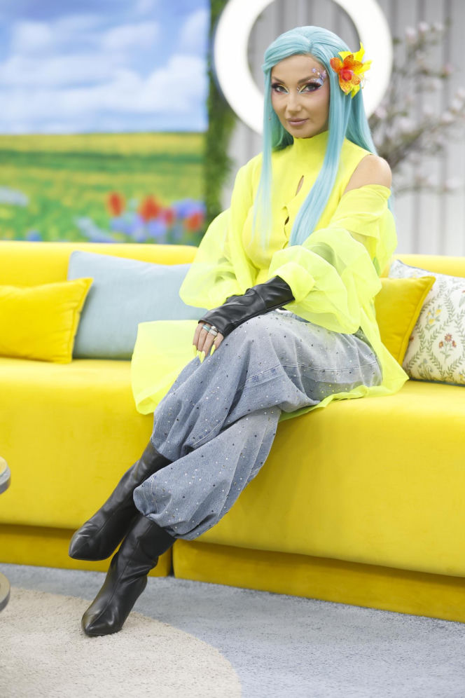 Cleo w niebieskich włosach