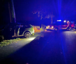 Tragiczny wypadek w gminie Kozłowo. Auto uderzyło w drzewo. Kierowca nie żyje [ZDJĘCIA]