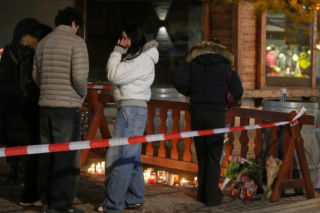 Szwajcaria. Śmiertelny pożar w kurorcie Crans-Montana. Ludzie modlą się za zmarłych i przynoszą kwiaty [ZDJĘCIA].