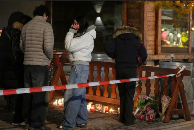 Szwajcaria. Śmiertelny pożar w kurorcie Crans-Montana. Ludzie modlą się za zmarłych i przynoszą kwiaty [ZDJĘCIA].