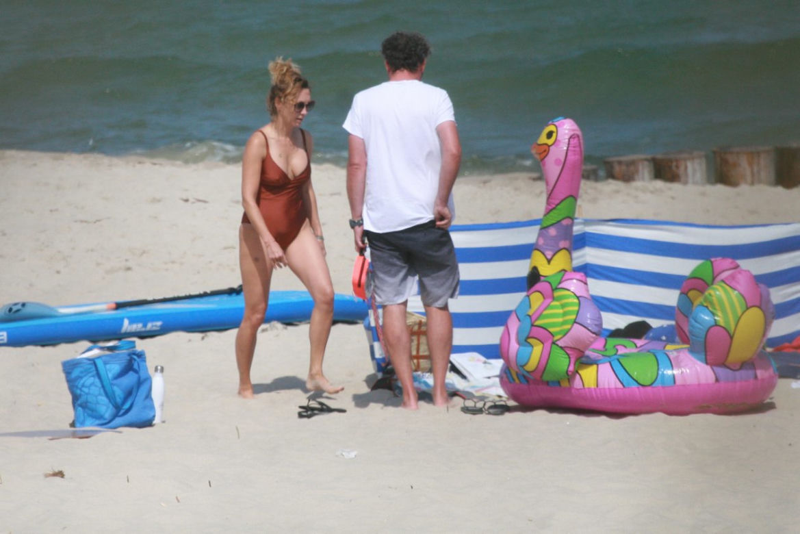 Anna Kalczyńska jak prawdziwa plażowiczka. Rozłożyła się na plaży