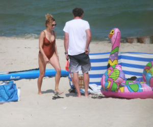 Anna Kalczyńska przyniosła ptaka na plażę