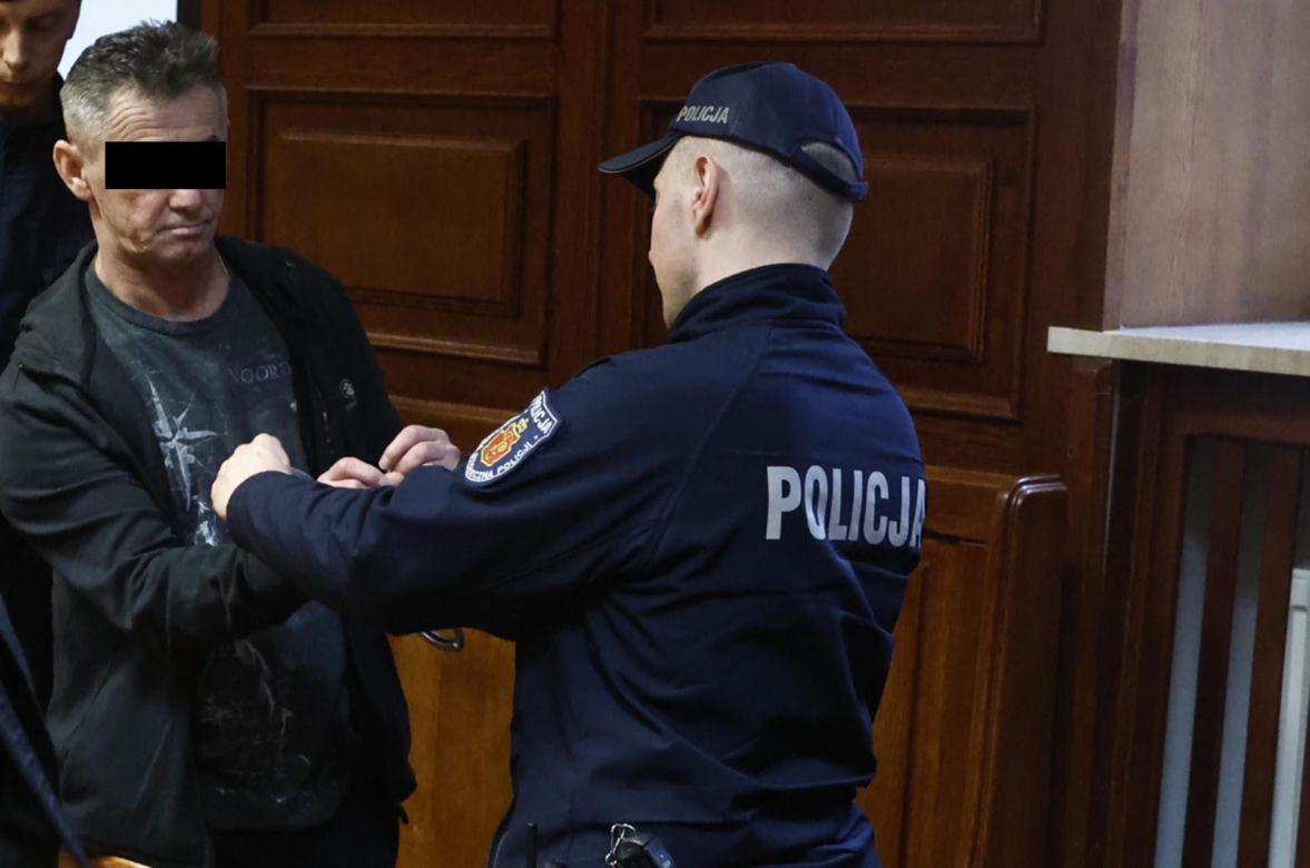 „Sztuczną szczękę wepchnięto jej do gardła”. Przerażające ustalenia. W mieszkaniu w Warszawie znaleziono cztery ciała