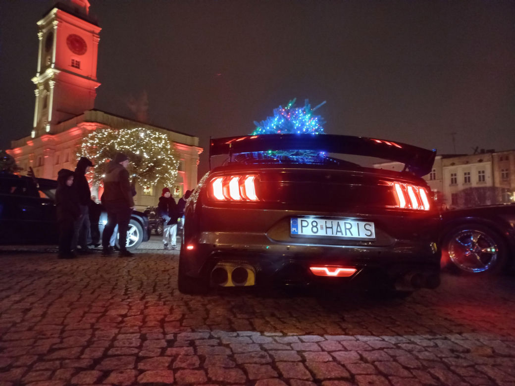 Świąteczny Zlot Amerykańskich Samochodów na Rynku w Lesznie