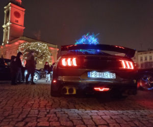 Świąteczny Zlot Amerykańskich Samochodów na Rynku w Lesznie