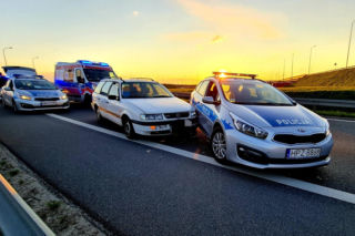 Wbił swojego Volkswagena w policyjny radiowóz. Dwóch funkcjonariuszy w szpitalu. Co nim kierowało? [ZDJĘCIA]