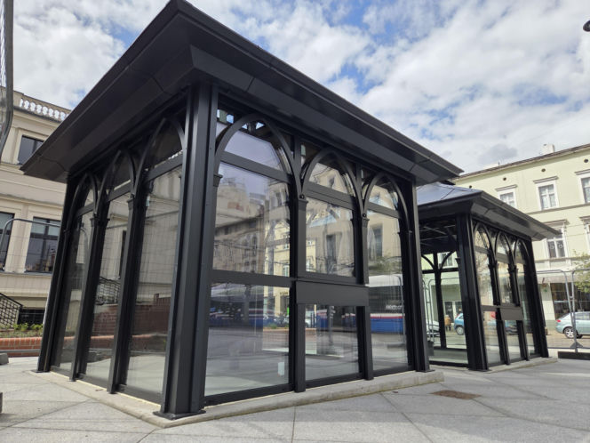 Nowe oblicze placu Wolności. Kwiaciarnie już zamontowane, koniec prac coraz bliżej