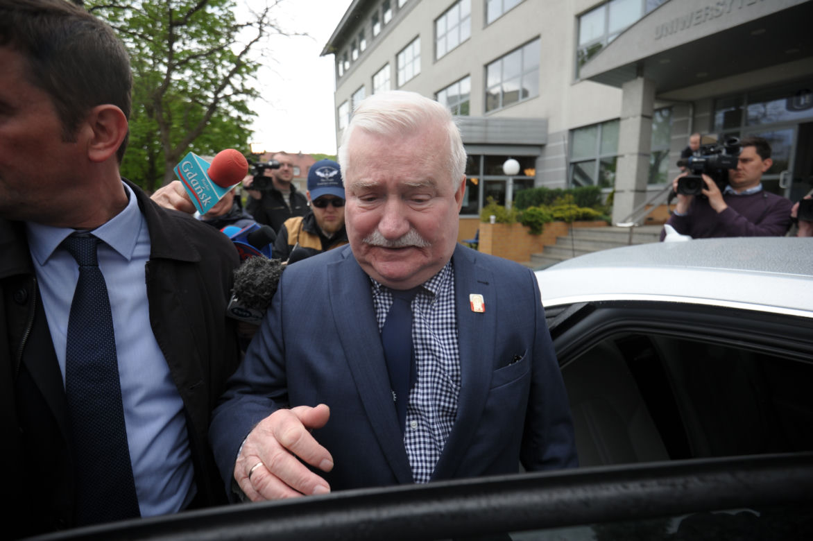 Lecha Wałęsa modli się za wnuczkę.