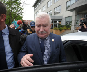 Lecha Wałęsa modli się za wnuczkę.
