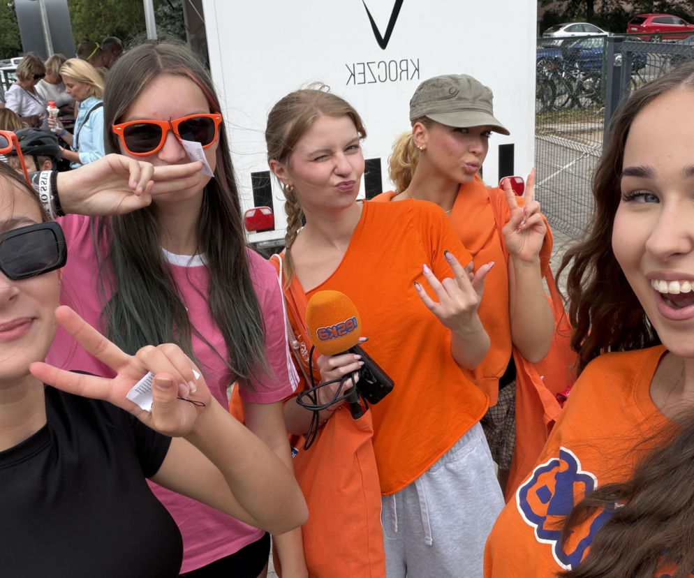 Uśmiechnięte młode kobiety z ekipy Eska Summer City podczas memoriału w Olsztynie. Więcej przeczytasz w Eska Olsztyn.