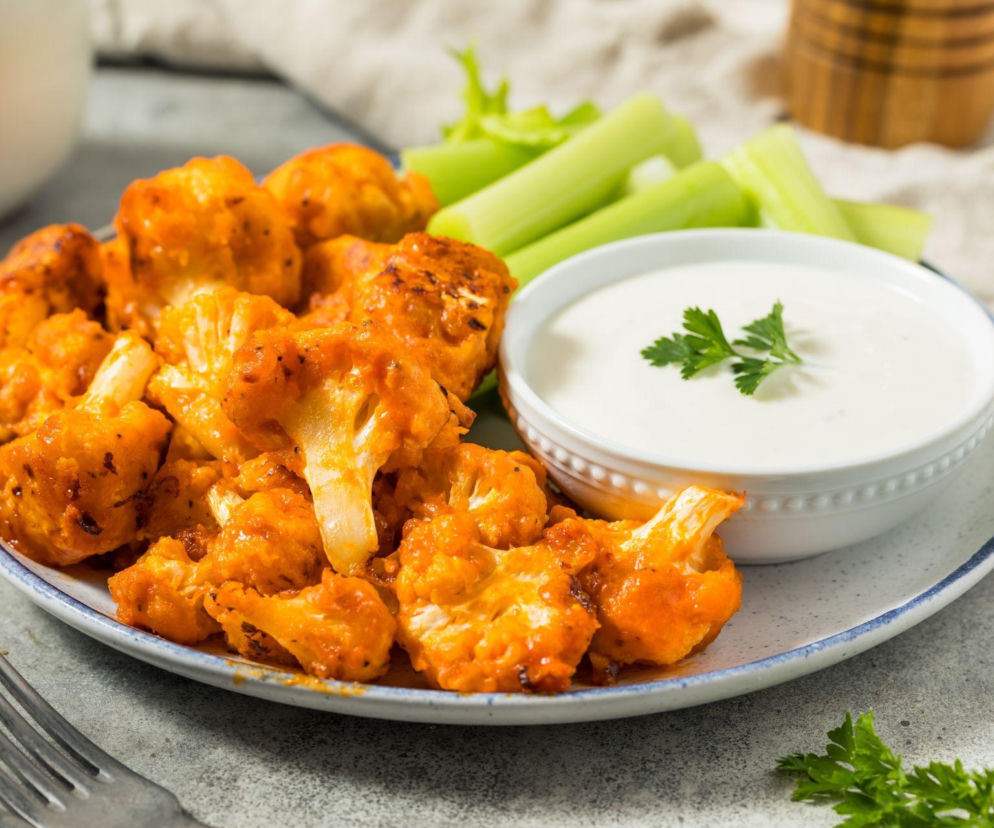 Pieczony kalafior w miodowo-sojowej glazurze z chrupiącą posypką – bez mięsa, a znika pierwszy z talerza