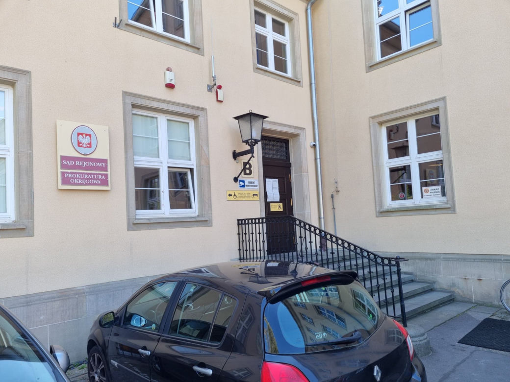 Dwójka dzieci wypadła z okna. Matka usłyszała wyrok