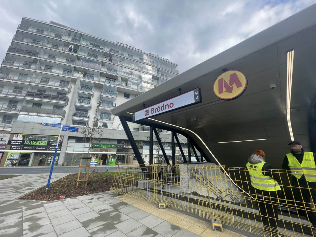 Metro na Bródnie wkrótce otwarte! Wielkie emocje, mieszkańcy tłoczą się przy wejściu