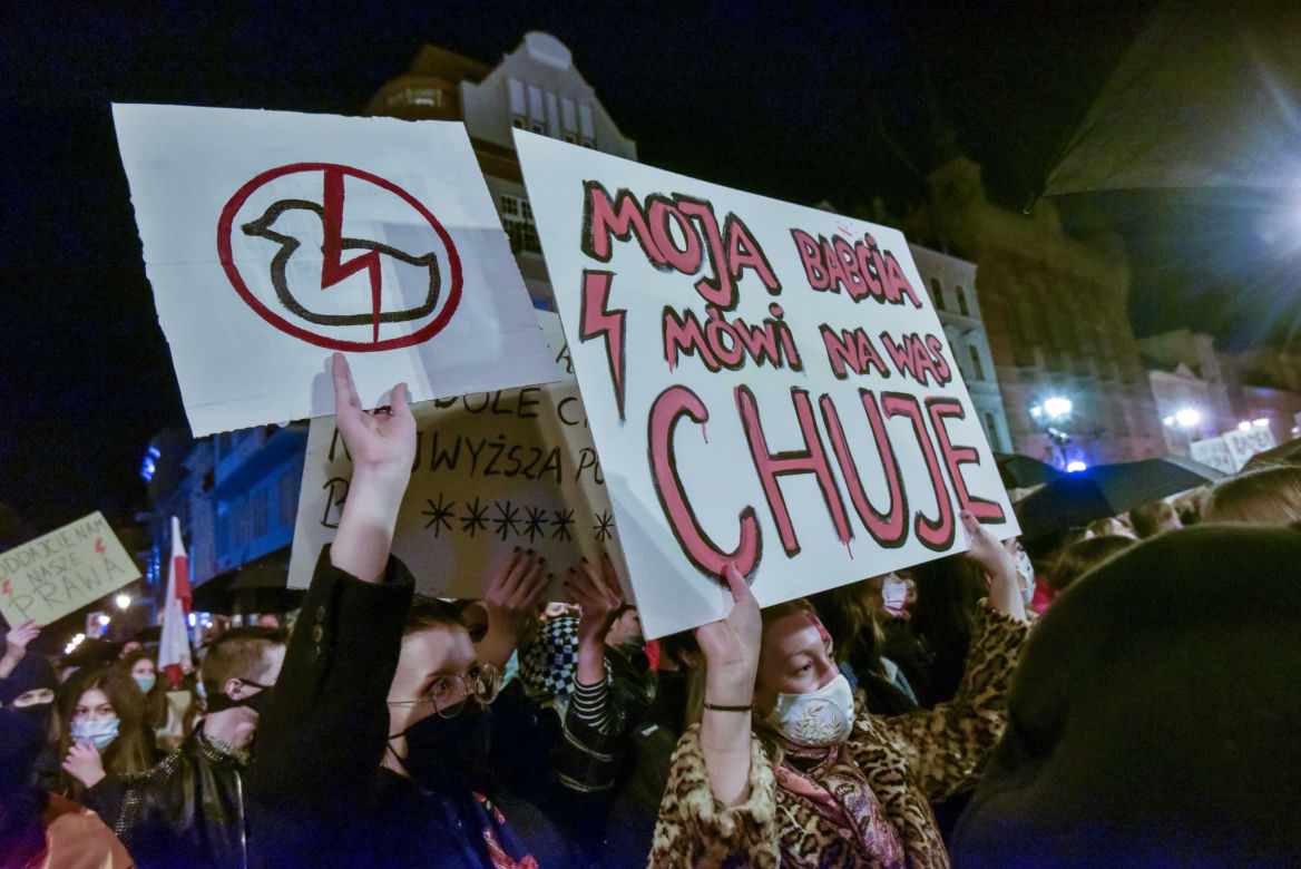 Strajk kobiet w Toruniu. Tańce, straż pod kościołem i wiele więcej - środa (28.10.2020)