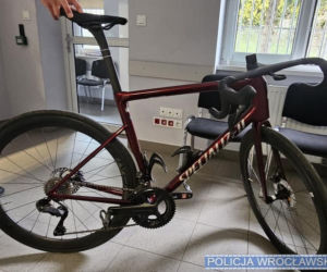 Pościg rodem z kina akcji. 20-latek na rowerze ścigany podczas wyścigu kolarskiego