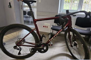 Pościg rodem z kina akcji. 20-latek na rowerze ścigany podczas wyścigu kolarskiego