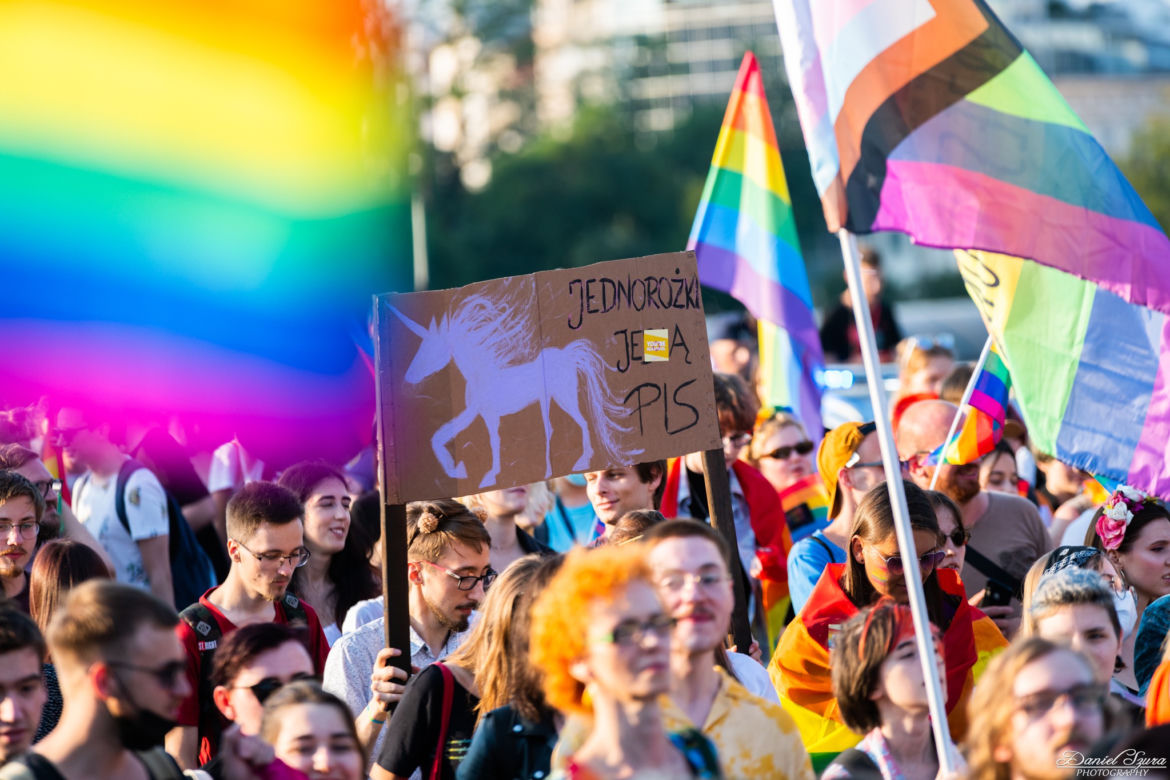 Marsz Równości w Krakowie - tłumy na wydarzeniu pod hasłem "Zaczerpnąć tchu".