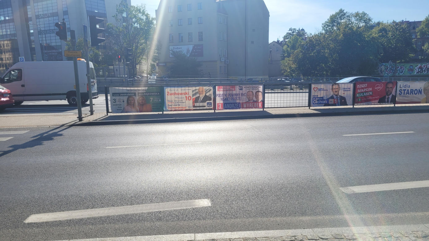 Na autobusach, słupach, budynkach. Bannery wyborcze "zalały" Olsztyn [ZDJĘCIA]