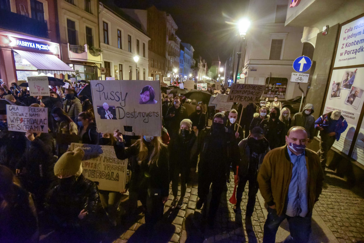 Strajk kobiet w Toruniu. Tańce, straż pod kościołem i wiele więcej - środa (28.10.2020)