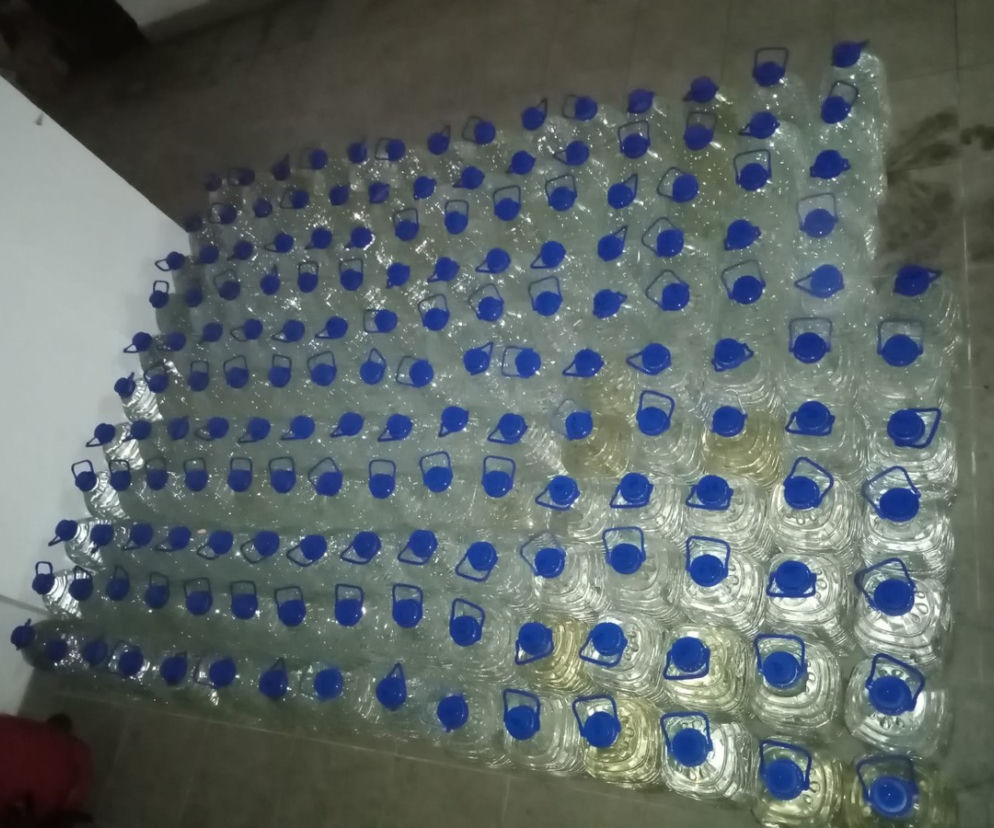Białystok. Przewoził 800 litrów alkoholu bez akcyzy. Policji tłumaczył, że na własny użytek [ZDJĘCIA]