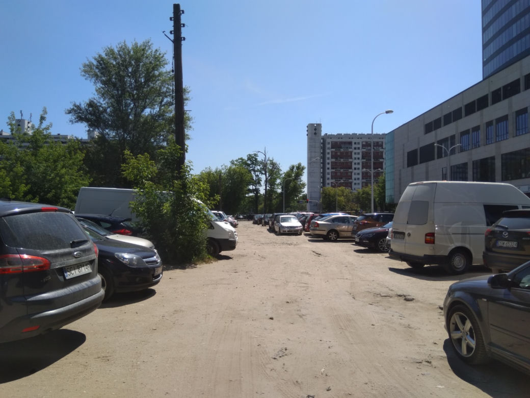 Idą na wojnę z dzikim parkowaniem na osiedlu Powstańców Śląskich. Zniknąć ma m.in. klepisko przy Sky Towerze