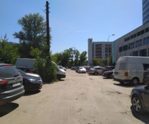 Idą na wojnę z dzikim parkowaniem na osiedlu Powstańców Śląskich. Zniknąć ma m.in. klepisko przy Sky Towerze
