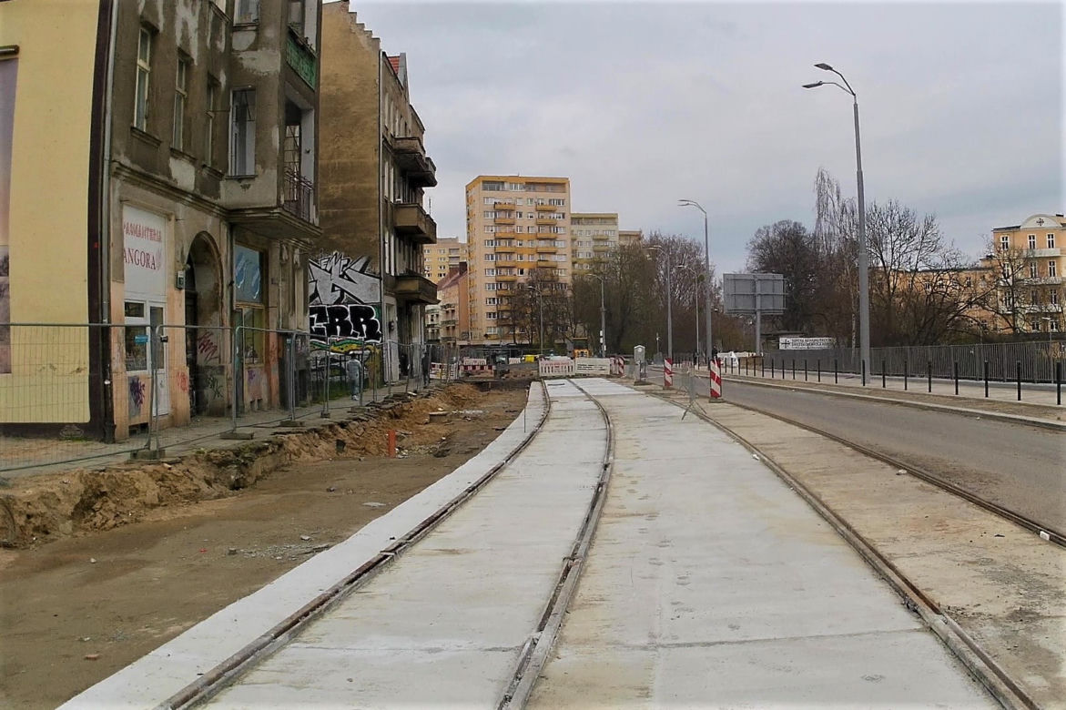 Słupy utrudniają życie pieszym na al. Wyzwolenia
